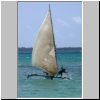 Dar es Salaam - ein Fischerboot an der Küste des Indischen Ozeans, Tansania