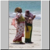 Dar es Salaam - am Strand auf ihre Männer wartende Fischerfrauen, Tansania