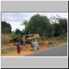 Obst- und Gemüsestände am Straßenrand in der Nähe von Mikese, Tansania