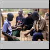 Männer bei einem Brettspiel unweit der alten Hängebrücke, Malawi