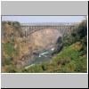 Grenzbrücke zwischen Sambia (links) und Simbabwe (rechts) über der tiefen Schlucht des Sambesi-Flusses unterhalb der Wasserfälle