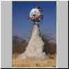 Werbung auf dem höhsten Termitenhügel (mehrere Meter hoch) bei Gweta, Botswana