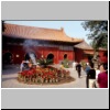 Beijing - erste Halle im Lamatempel, rechts ein bronzener L&ouml;we