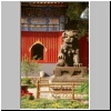 Beijing - Lamatempel, ein bronzener Löwe vor der ersten Halle