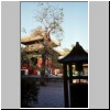 Beijing - eine Halle im Lamatempel, vorne eine Gebetsmühle