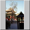 Beijing - eine Halle im Lamatempel, vorne eine Gebetsm&uuml;hle