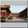 Beijing - Lamatempel,  Hof zwischen der vierten und fünften (links) Halle (Pagode des Unendlichen Glücks), vorne eine Seitenhalle