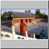 Beijing - Himmelstempelanlage, Blick von der Himmelsgew&ouml;lbe-Halle auf eine Seitenhalle, dahinter die runde Echo-Wand