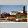 Beijing - Gro&szlig;e Halle des Volkes am Platz des Himmlischen Friedens, vorne Blumendekorationen zum Nationalfeiertag