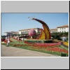 Beijing - Gro&szlig;e Halle des Volkes am Platz des Himmlischen Friedens, vorne Blumendekorationen zum Nationalfeiertag
