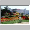 Beijing - Platz des Himmlischen Friedens, Blumendekorationen zum Nationalfeiertag, hinten das Museum f&uuml;r Geschichte und Revolution