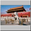 Beijing - ein Steinlöwe vor dem Tor des Himmlischen Friedens
