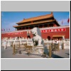 Beijing - ein Steinl&ouml;we vor dem Tor des Himmlischen Friedens