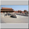 Beijing - Kaiserpalast, links Tor der H&ouml;chsten Harmonie (Taihemen), vorne Br&uuml;cken am Goldwasserflu&szlig;