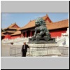 Beijing - Kaiserpalast, linker L&ouml;we vor dem Tor der H&ouml;chsten Harmonie