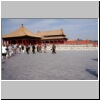 Beijing - Kaiserpalast, Halle der Volkommenen Harmonie (links) und Halle der Erhaltung der Harmonie (rechts), hinten ein Pavillon auf dem Kohlenhügel