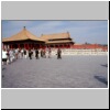 Beijing - Kaiserpalast, Halle der Volkommenen Harmonie (links) und Halle der Erhaltung der Harmonie (rechts), hinten ein Pavillon auf dem Kohlenh&uuml;gel