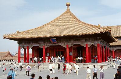 Beijing - Kaiserpalast, Halle der Volkommenen Harmonie (Zhonghedian), hinten die Weiße Dagoba im Beihai-Park