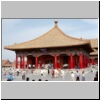 Beijing - Kaiserpalast, Halle der Volkommenen Harmonie (Zhonghedian), hinten die Wei&szlig;e Dagoba im Beihai-Park