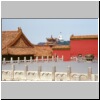 Beijing - Kaiserpalast, Blick von der Halle der Volkommenen Harmonie auf die Weiße Dagoba im Beihai-Park, rechts ein Löschwassergefäß an der Halle der Erhaltung der Harmonie