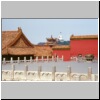Beijing - Kaiserpalast, Blick von der Halle der Volkommenen Harmonie auf die Wei&szlig;e Dagoba im Beihai-Park, rechts ein L&ouml;schwassergef&auml;&szlig; an der Halle der Erhaltung der Harmonie