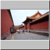 Beijing - Kaiserpalast, ein Seitengang in der Verbotenen Stadt, hinten ein Pavillon auf dem Kohlenh&uuml;gel