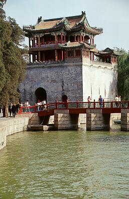 Beijing - Sommerpalast, ein Pavillon am Ostufer des Kunming-Sees