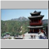 Die Grosse Mauer - Abschnitt bei Juyongguan, Blick nach Osten, ein Tempel im Eingangsbereich