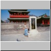 Die Grosse Mauer - Abschnitt bei Juyongguan, ein Tempel im Eingangsbereich, Gedenktafel