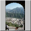 Die Grosse Mauer - Abschnitt bei Juyongguan, Blick nach Nordosten (unten versch. Geb&auml;ude und Parkplatz)