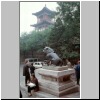 Xi�an - ein L&ouml;we am Eingang zum Museum der Provinz Shaanxi, hinten ein Turm auf der Stadtmauer