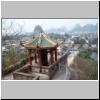 Guilin - Blick auf die Stadt von der Treppe zum Gipfel des Fubo-Berges, vorne ein Pavillon am Fubo-Berg