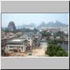 Guilin - Blick auf die Stadt und Umgebung vom Fubo-Berg (Wellenbrecher-Berg) aus, links der Gipfel der Einzigartigen Sch&ouml;nheit (Duxiu feng)