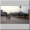 Guilin - ein Platz in der Stadt vor der Bergkulisse