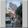 Guilin - eine Stra&szlig;enszene, hinten der Wellenbrecher-Berg (Fubo shan)