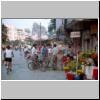 Guilin - eine Stra&szlig;enszene mit Blumengesch&auml;ft, hinten der Wellenbrecher-Berg (Fubo shan)
