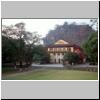Guilin - der Gipfel der Einzigartigen Sch&ouml;nheit (Duxiu feng) /s&uuml;dliche Seite/, davor ein Geb&auml;ude im umgebenden Park (Gel&auml;nde der P&auml;dagogischen Hochschule)