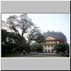 Guilin - der Gipfel der Einzigartigen Sch&ouml;nheit (Duxiu feng) /s&uuml;dliche Seite/, davor ein Geb&auml;ude im umgebenden Park (Gel&auml;nde der P&auml;dagogischen Hochschule)