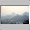 Guilin - Blick vom Gipfel der Einzigartigen Sch&ouml;nheit (Duxiu feng) in die westliche Richtung auf die umgebenden Berge (beim Sonnenuntergang)