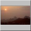 Guilin - Blick vom Gipfel der Einzigartigen Sch&ouml;nheit (Duxiu feng) in die westliche Richtung auf die umgebenden Berge (beim Sonnenuntergang)