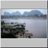 Guilin - die Fischerflosse mit Kormoranen und Boote auf dem Li-Flu&szlig; am fr&uuml;hen morgen