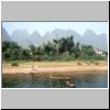 Karsth&uuml;gellandschaft am Li-Flu&szlig; zwischen Zhujiang und Yangshuo, vorne Bauern mit ihren Bambusflossen