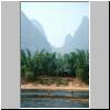 Karsth&uuml;gellandschaft am Li-Flu&szlig; zwischen Zhujiang und Yangshuo, Bauern mit Bambusbooten