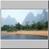 Karsth&uuml;gellandschaft am Li-Flu&szlig; zwischen Zhujiang und Yangshuo, ein Dorf am Ufer