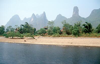 Karsthügellandschaft am Li-Fluß zwischen Zhujiang und Yangshuo, ein Dorf am Ufer