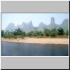 Karsth&uuml;gellandschaft am Li-Flu&szlig; zwischen Zhujiang und Yangshuo, ein Dorf am Ufer