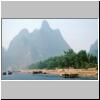 Karsth&uuml;gellandschaft am Li-Flu&szlig; zwischen Zhujiang und Yangshuo, Boote auf dem Flu&szlig;