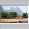 Karsth&uuml;gellandschaft am Li-Flu&szlig; zwischen Zhujiang und Yangshuo, ein Dorf am Ufer, Boote und Bambusb&uuml;sche
