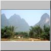 Karsth&uuml;gellandschaft am Li-Flu&szlig; zwischen Zhujiang und Yangshuo, ein Dorfhaus zwischen den Bambusb&uuml;schen