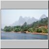 Karsth&uuml;gellandschaft am Li-Flu&szlig; zwischen Zhujiang und Yangshuo, B&uuml;sche am Ufer und ein Dorfhaus